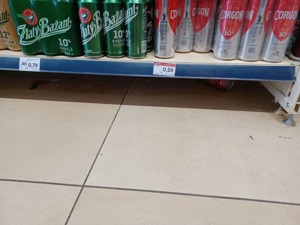 Podlahy pod regálmi znečistené