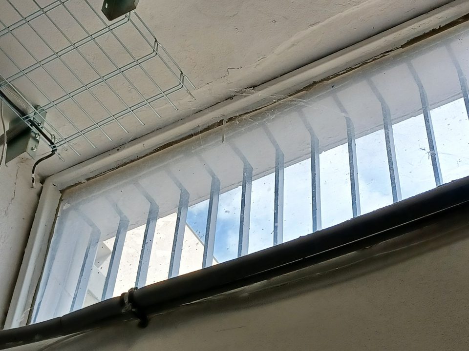 Hrubé pavučiny v priestore skladu