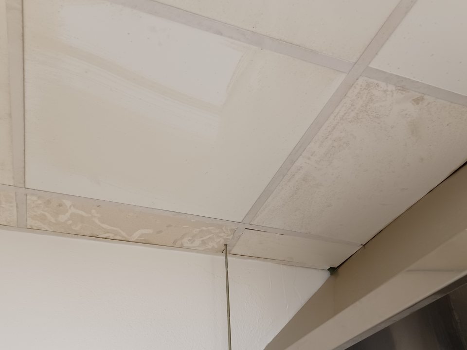 Stropy v priestore dopeku znečistené