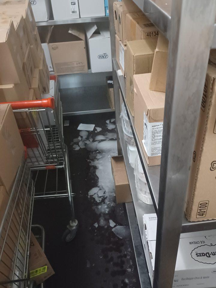 Námraza na podlahe v mraziacom boxe