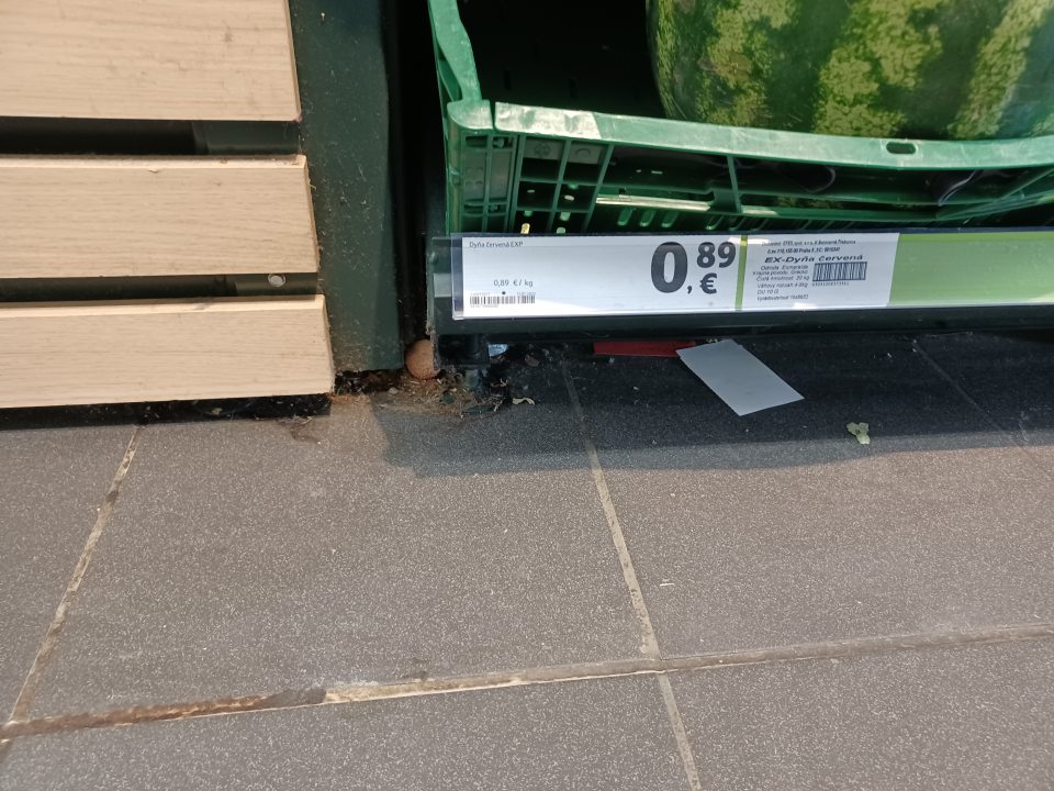 Podlaha pod regálmi znečistená