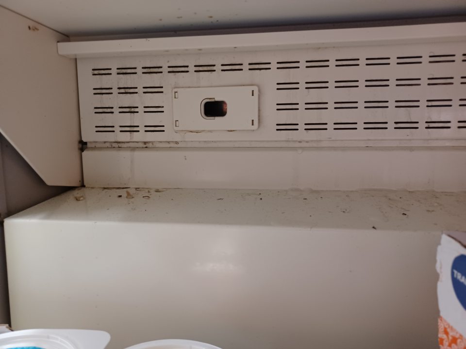 Chladiace vitríny znečistené