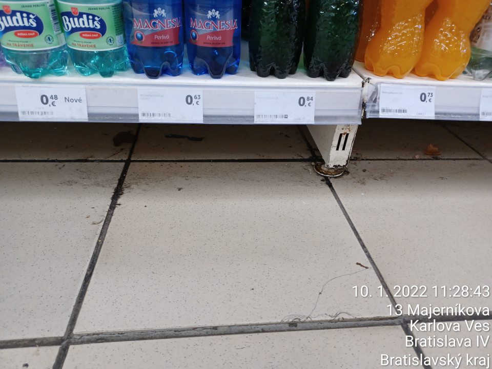 Podlahy pod regálmi znečistené