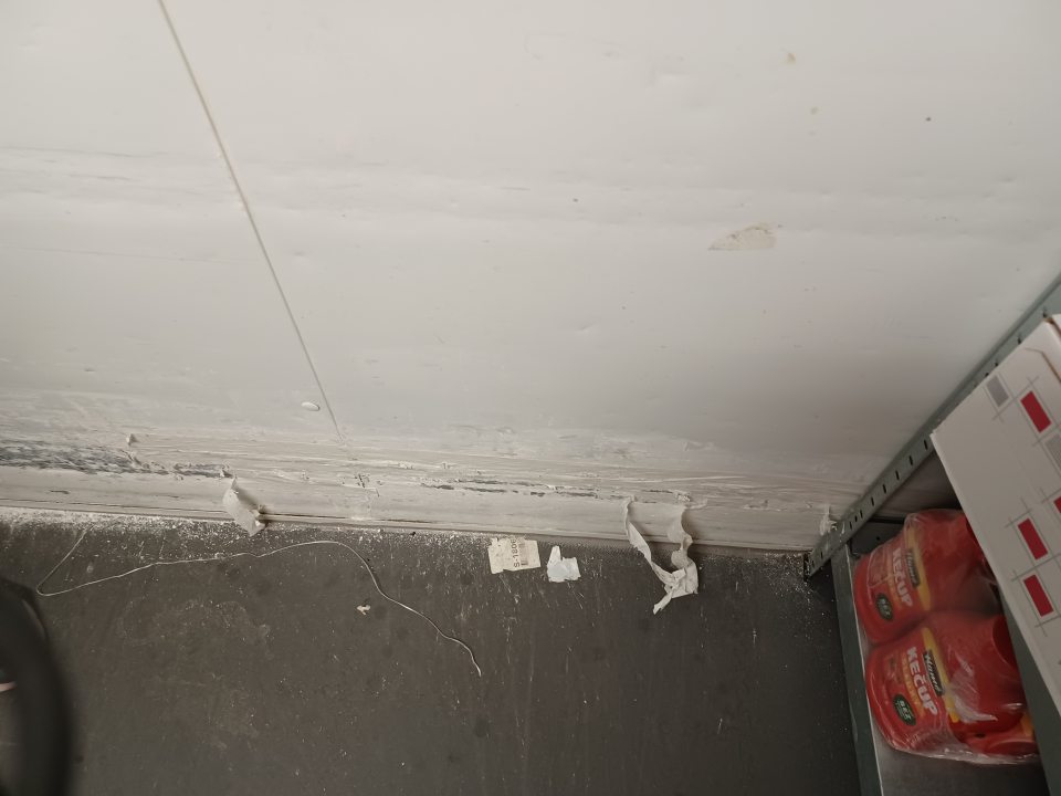 Poškodené steny v chladiacom boxe