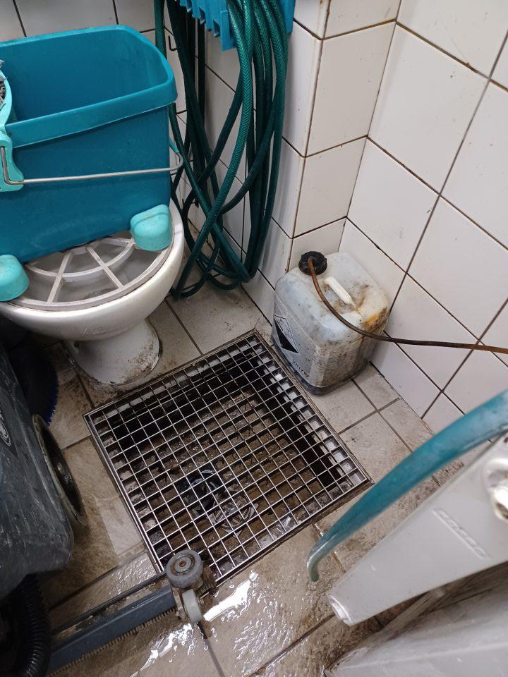 Podlahy a zariadenia v upratovacej miestnosti znečistené, podlaha mokrá