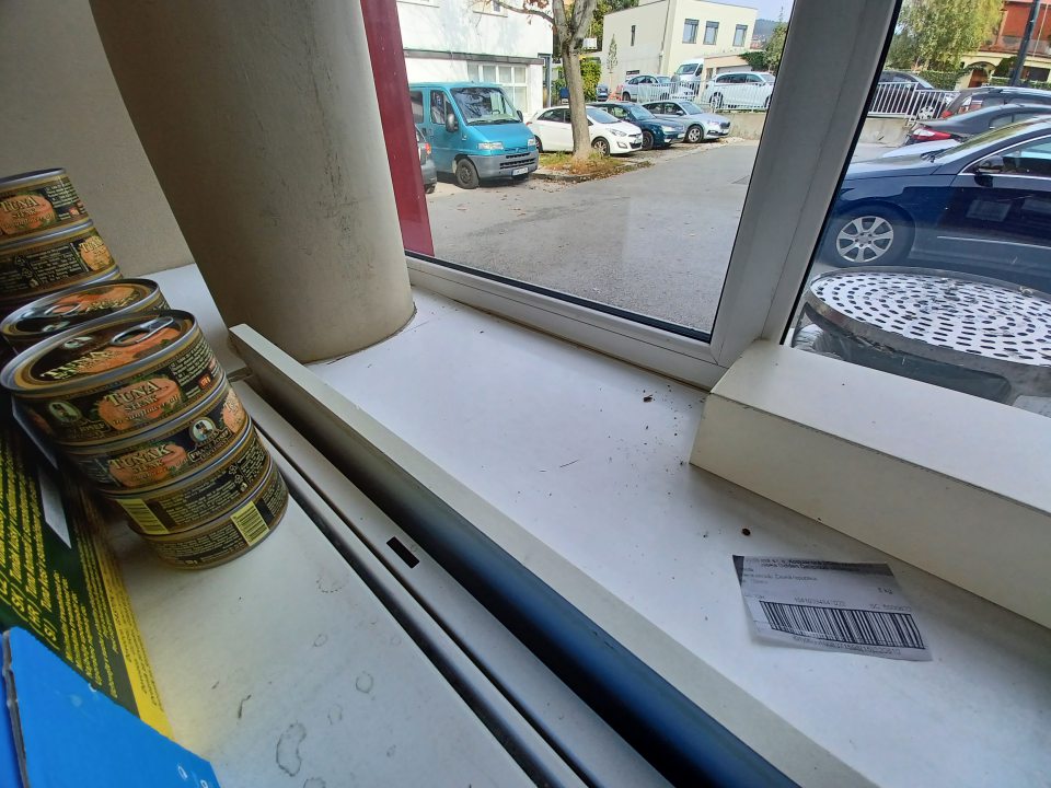 Parapet zaprášený, popadaný uhynutý hmyz, hrubé nečistoty