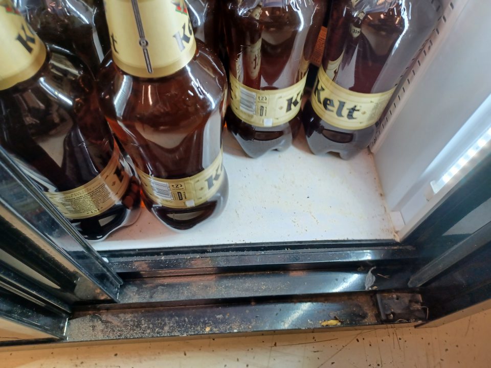 Chladiace vitríny znečistené