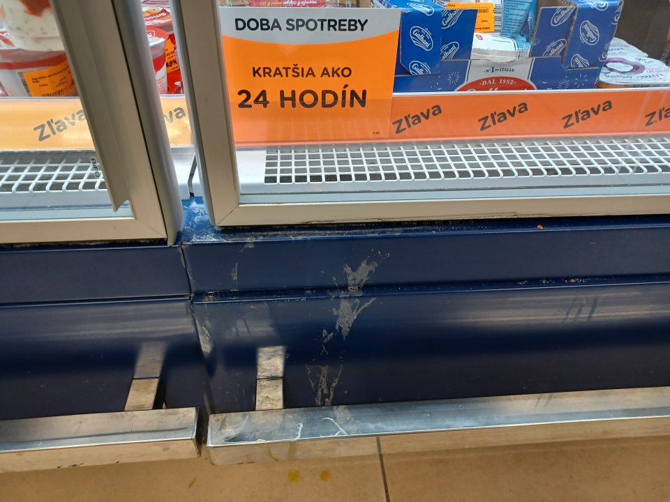 Chladiace vitríny znečistené, zatečené