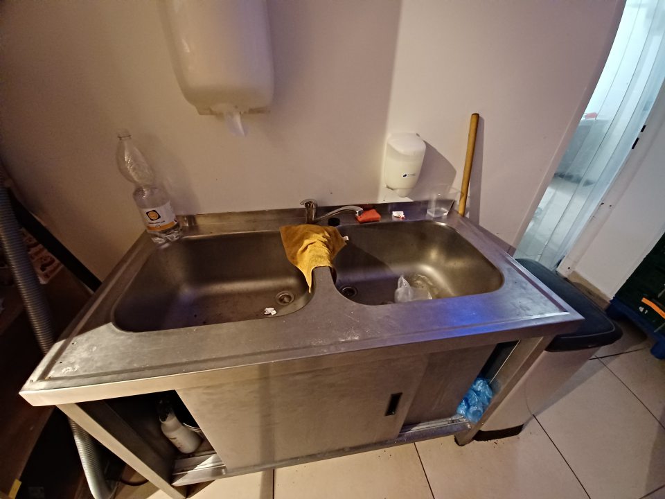 Priestor prípravovne dopeku znečistený