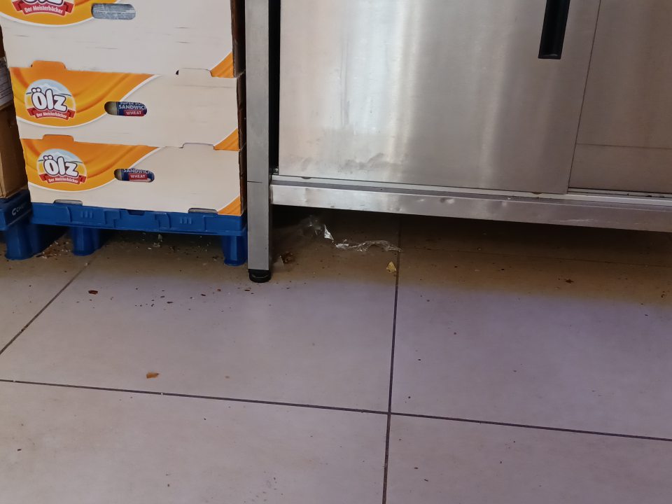Priestor prípravovne dopeku znečistený