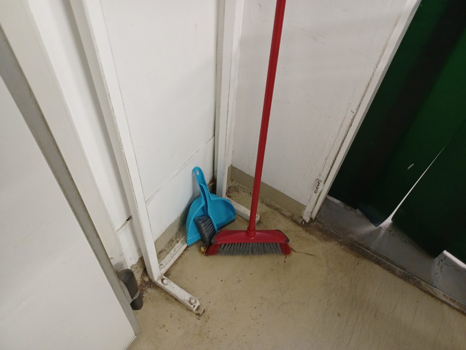 Podlahy v prípravovni dopeku znečistené