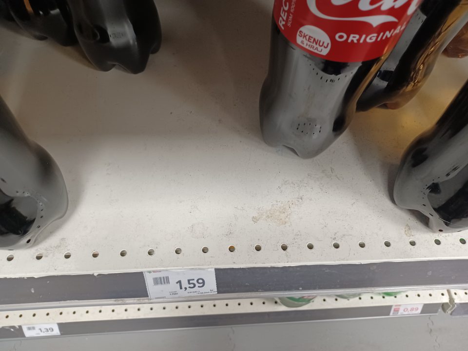 Regály znečistené