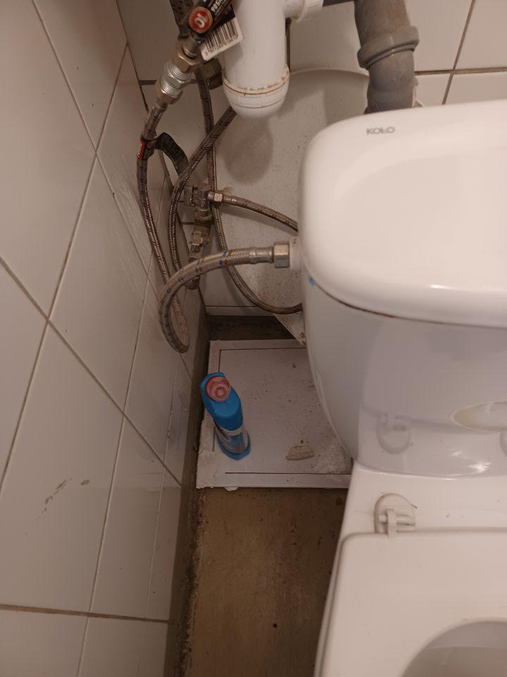 Priestor WC znečistený