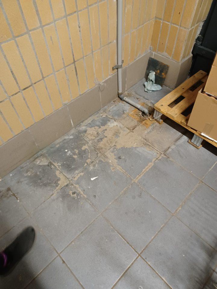 Chladiaci box v zázemí - podlaha a kanalizačná vpusť poškodené
