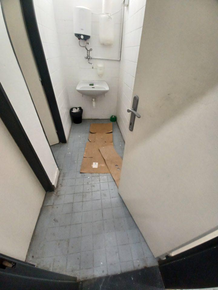 Podlaha vo WC poškodená, znečistená