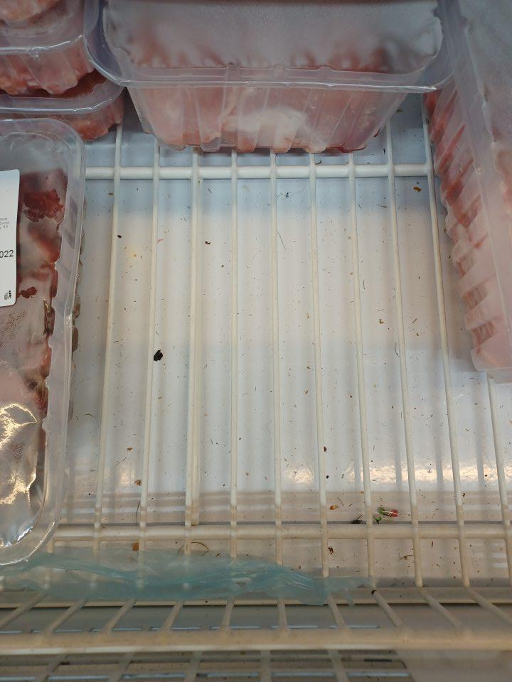 Chladiace vitríny znečistené