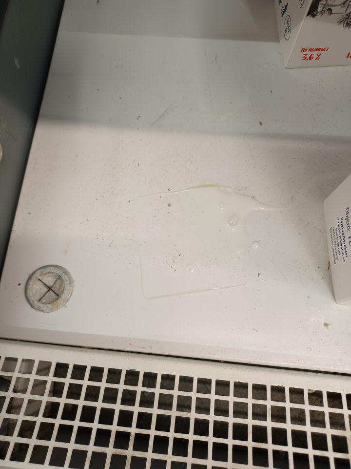 Chladiace vitríny znečistené