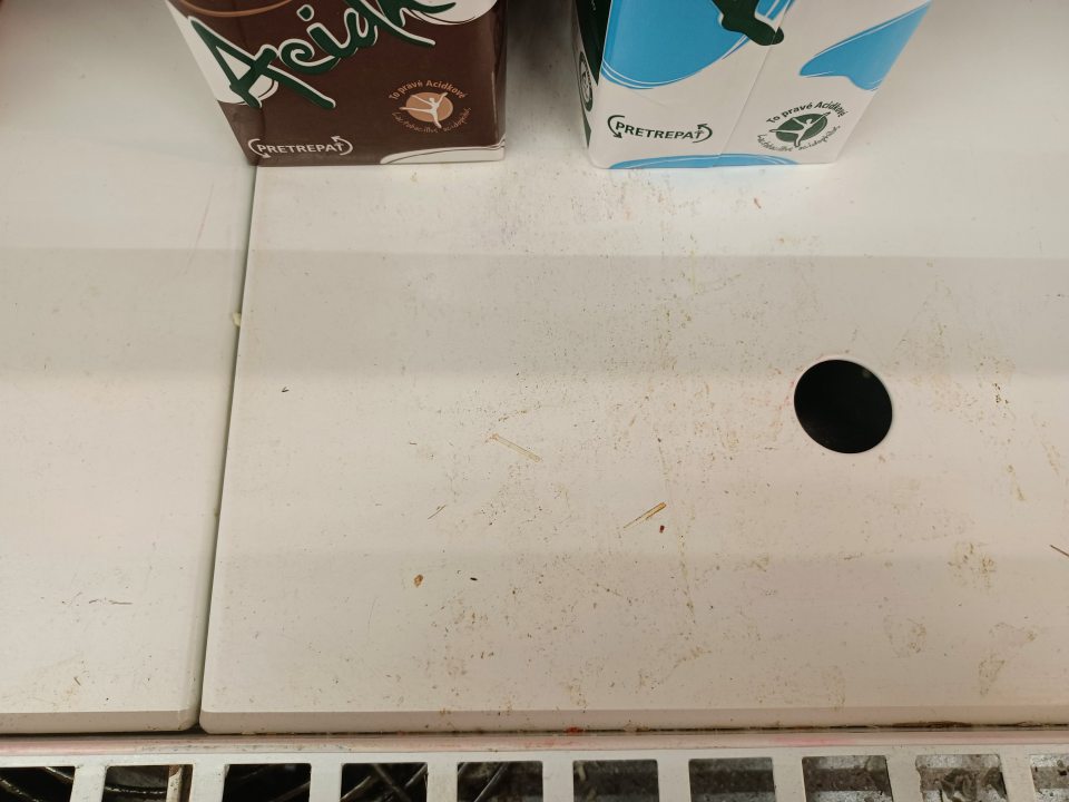 Chladiace vitríny znečistené