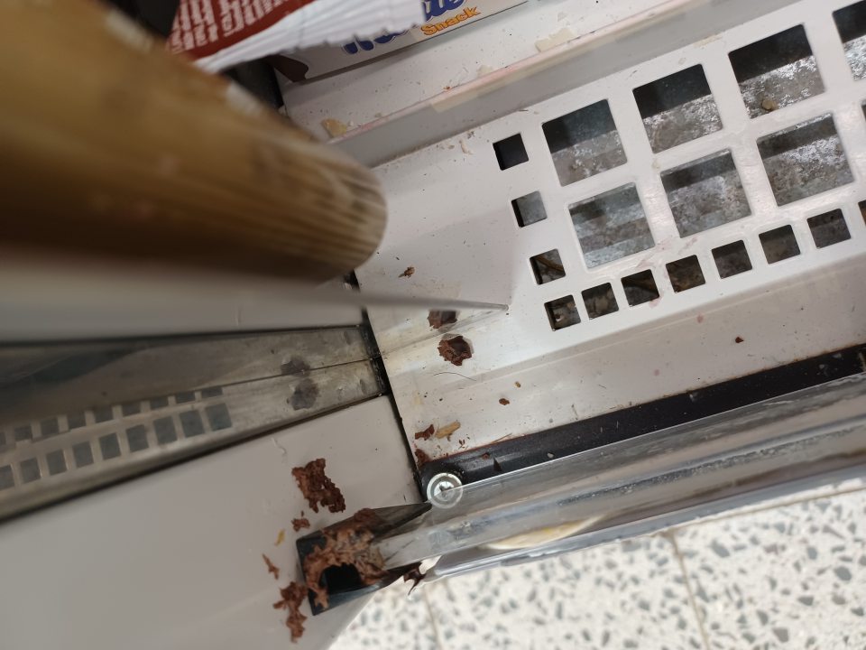 Chladiace vitríny znečistené