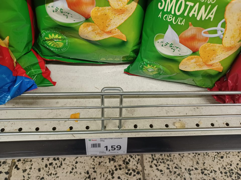 Regály znečistené