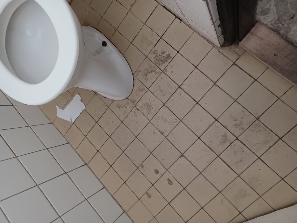 Podlaha vo WC znečistená