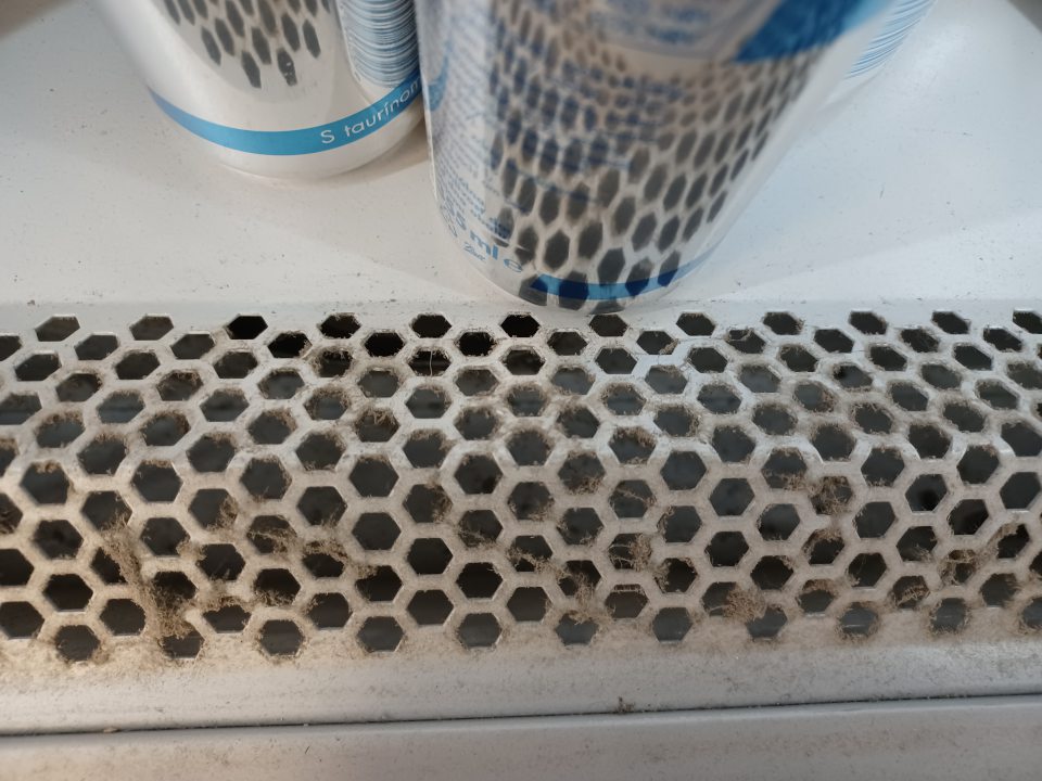 Chladiace vitríny zaprášené