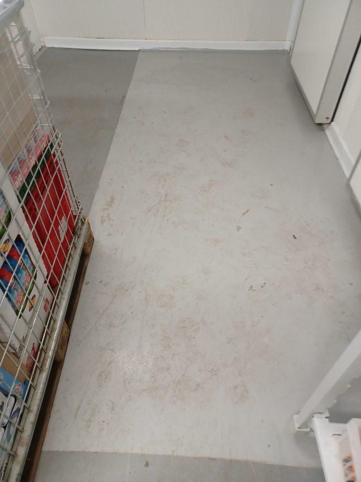 Podlahy v chladiacom boxe znečistené
