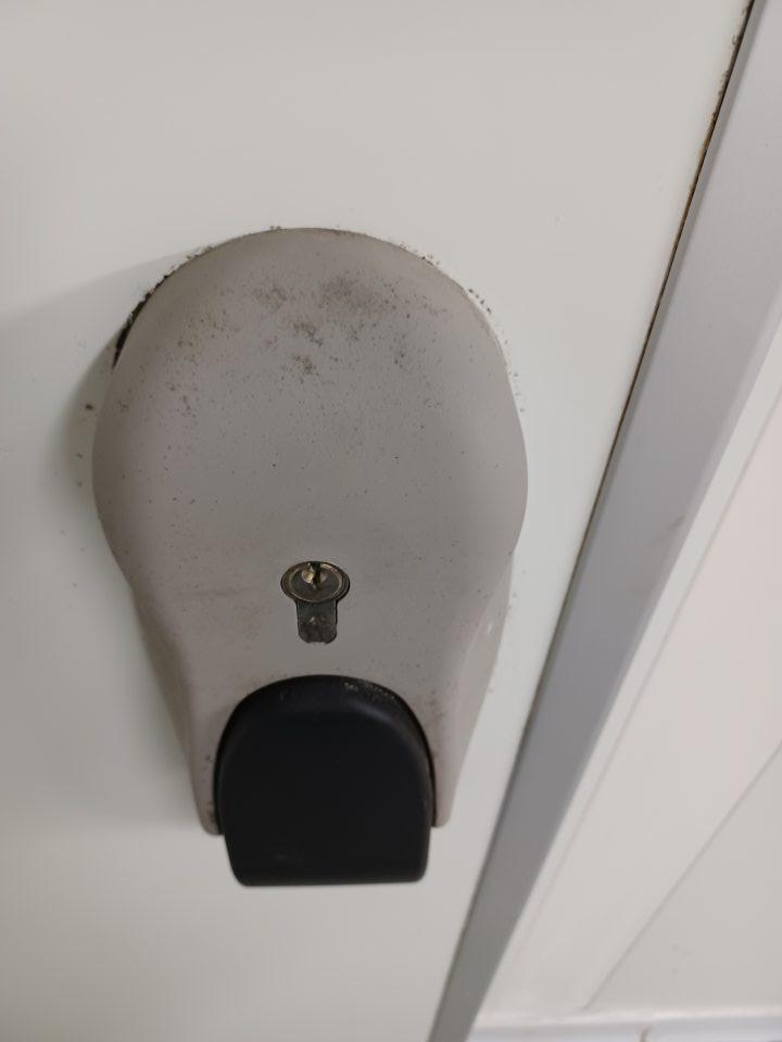 Madlo dverí mraziaceho boxu znečistené plesňou