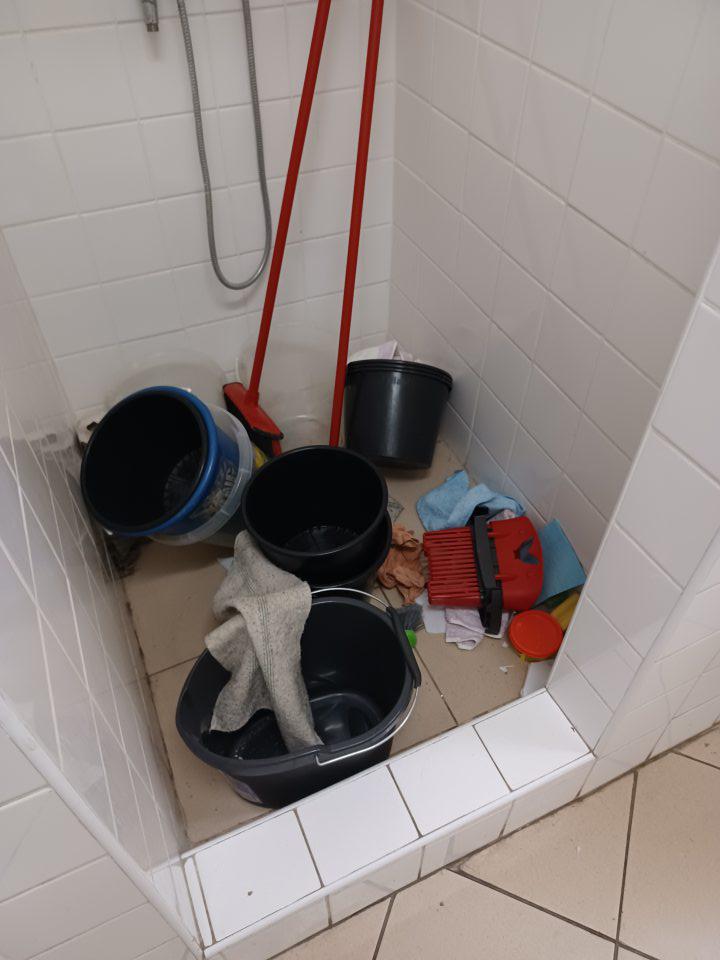 Neporiadok v sprchovacom kúte