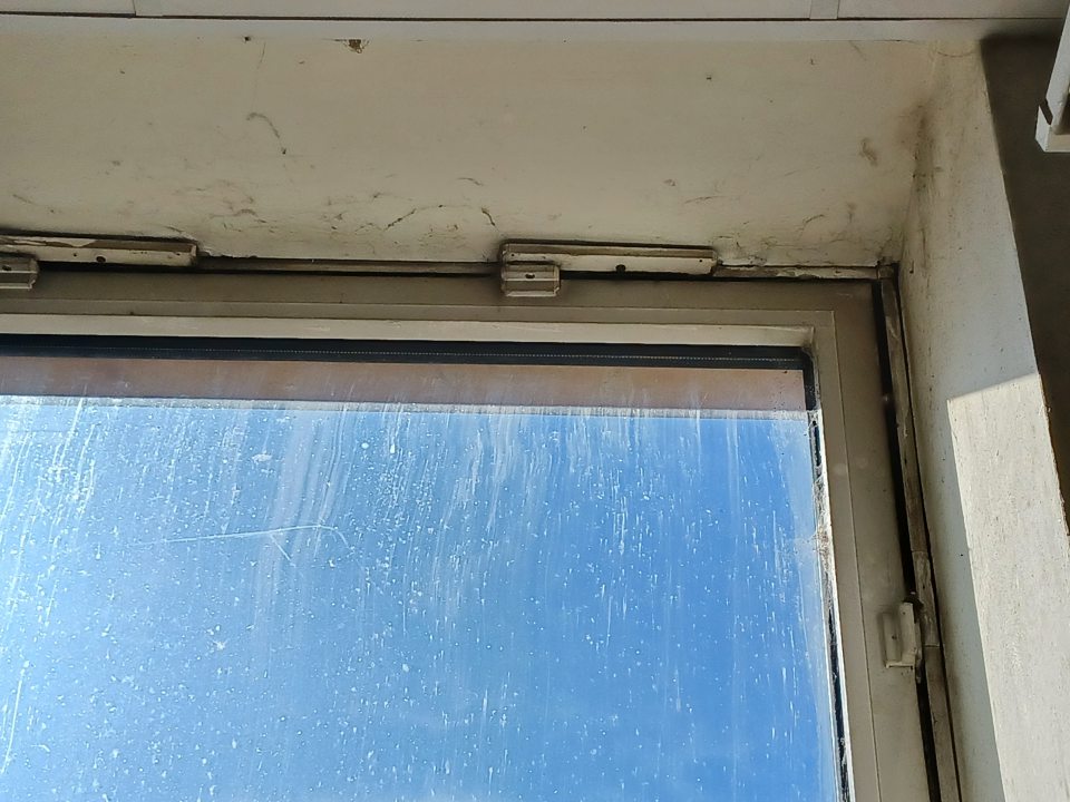 Okná znečistené pavučianmi