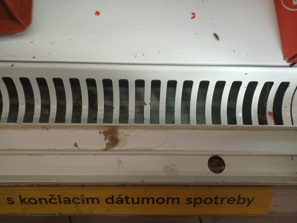 Chladiace vitríny znečistené plesňou, zatečené, skorodované