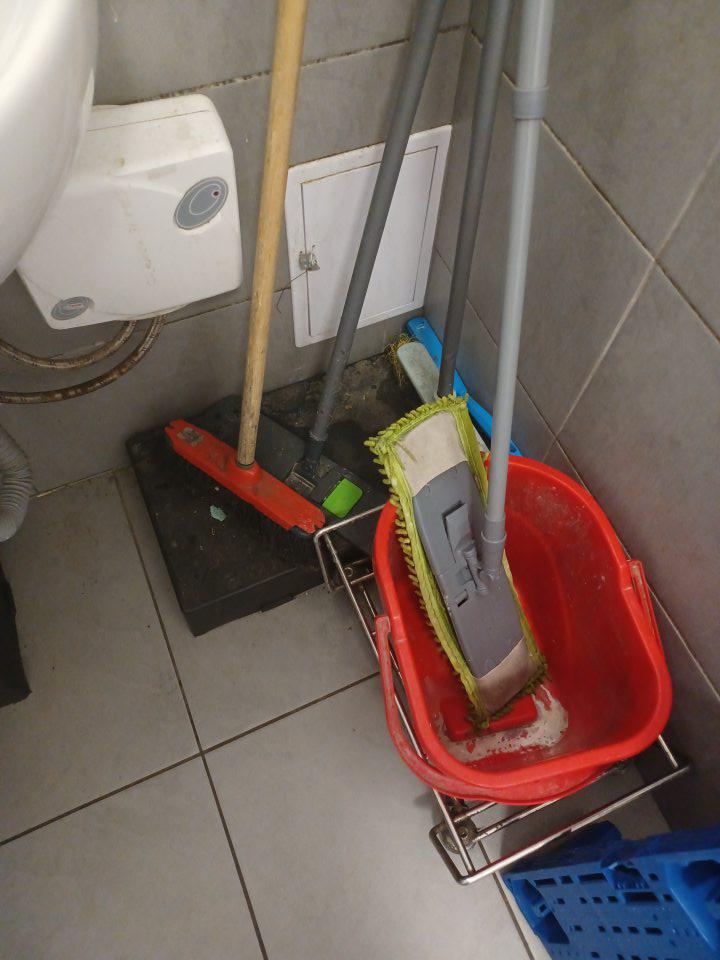 Predsieň WC znečistená