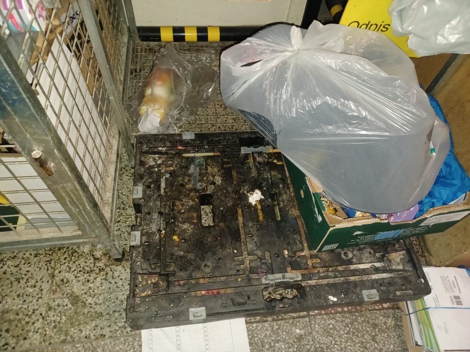 Paleta v priestore skladu silne znečistená
