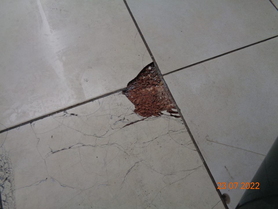 Na predajnej ploche poškodená podlaha.