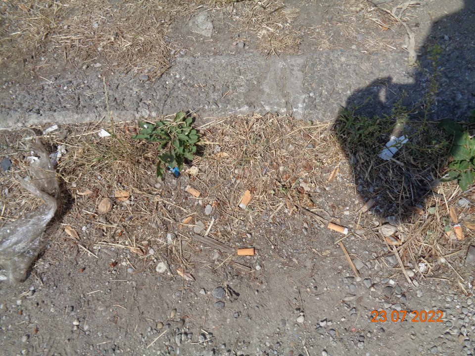 Znečistené okolie príjmovej rampy ohorkami cigariet kartónov a plastov.