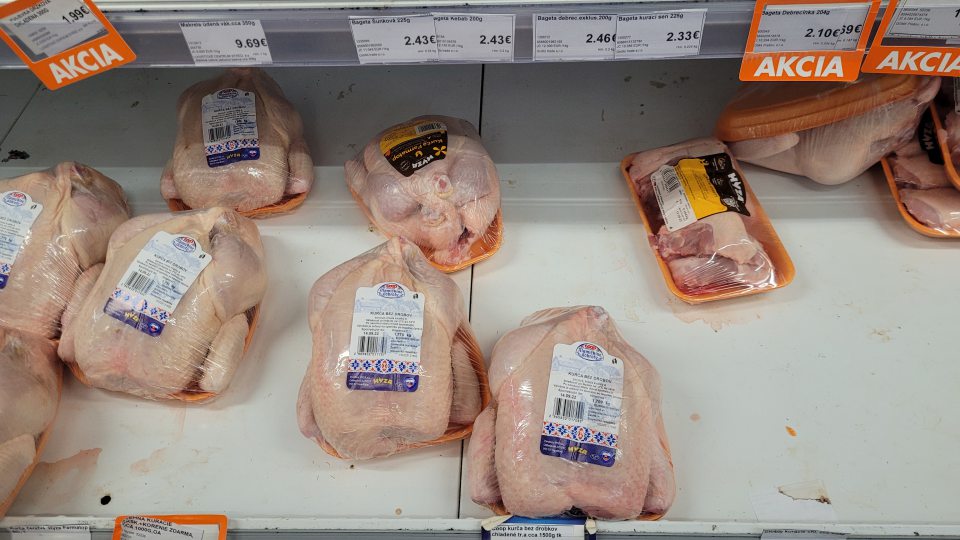 Znečistené chladiace boxy na predajnej ploche.