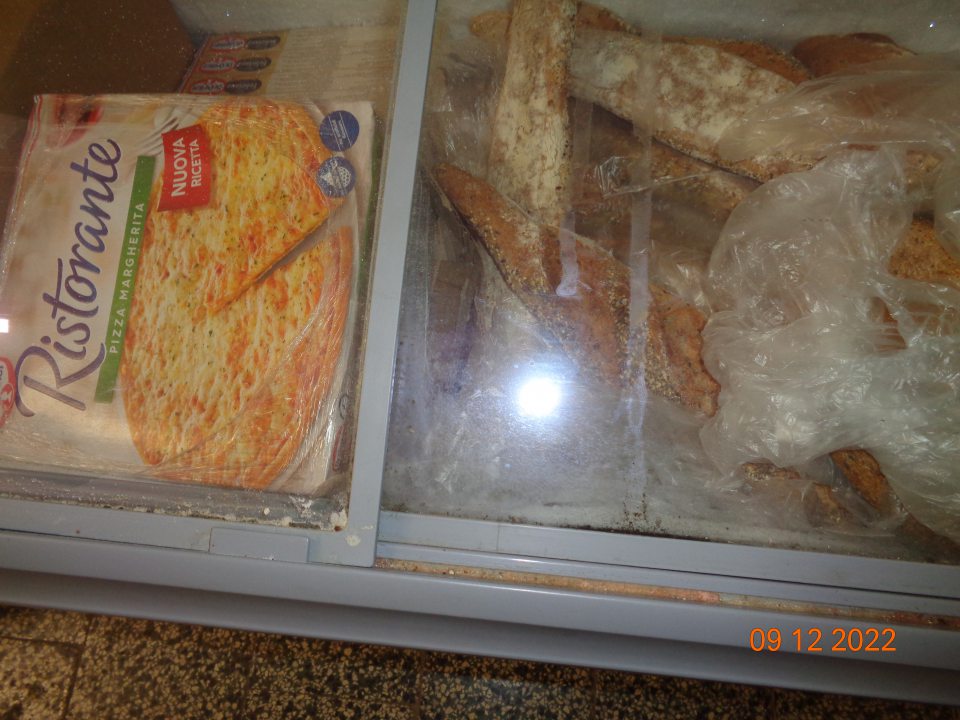 Mraziaci box v sklade s mrazenými polotovarmi silne znečistený špinou , prachom a zbytkami potravín.