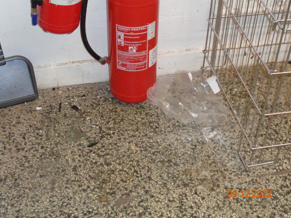 V sklade znečistená podlaha zbytkami potravín,obalov špinou a prachom