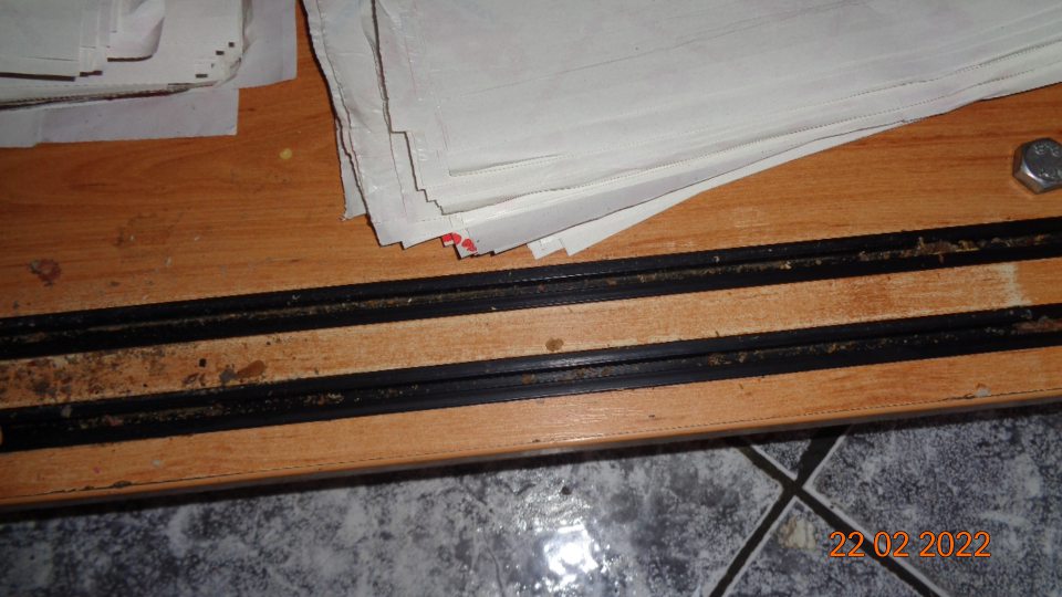 Skrinky na skladovanie obalového materiálu v časti mäsového pultu znečistené prachom a zvyškami mäsových výrobkov.