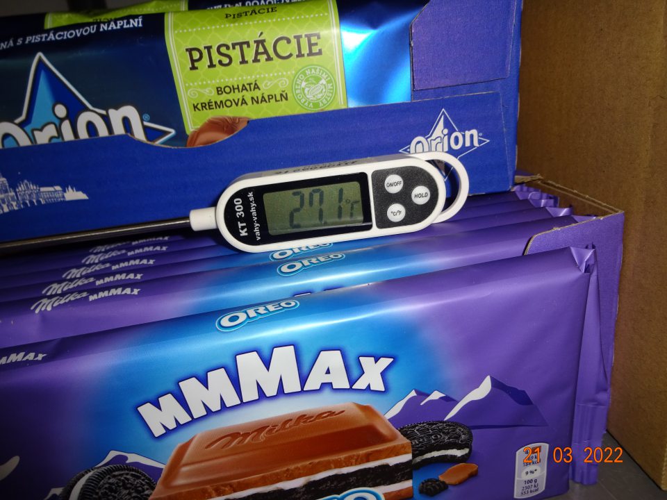 Nevyhovujúca teplota v suchom sklade potravín, čokolády na pohmat mäkké.