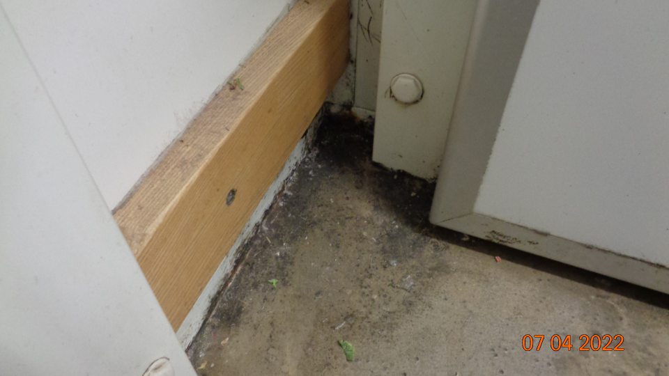 Znečistená podlaha v sklade.