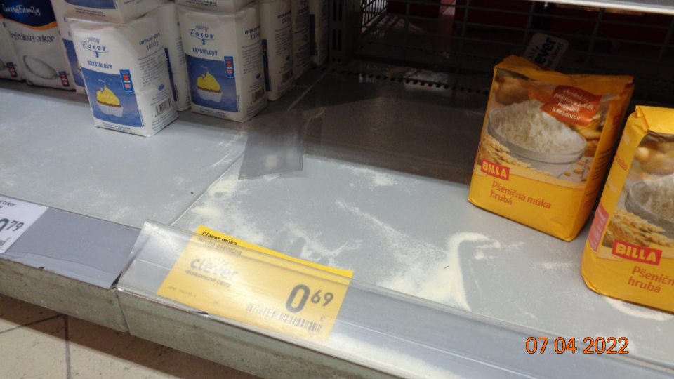 Znečistené regály na predaj múky, cestovín...