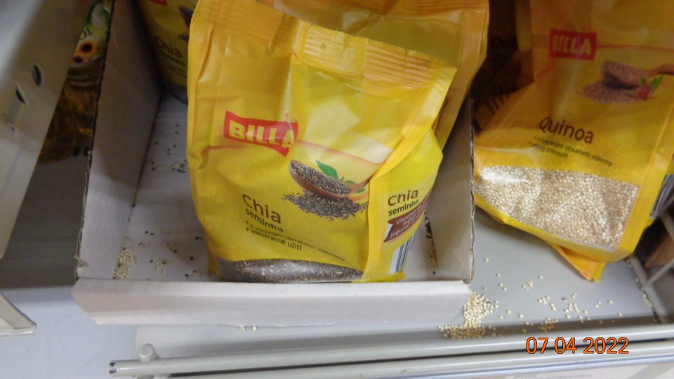 Znečistené regály na predaj múky, cestovín...