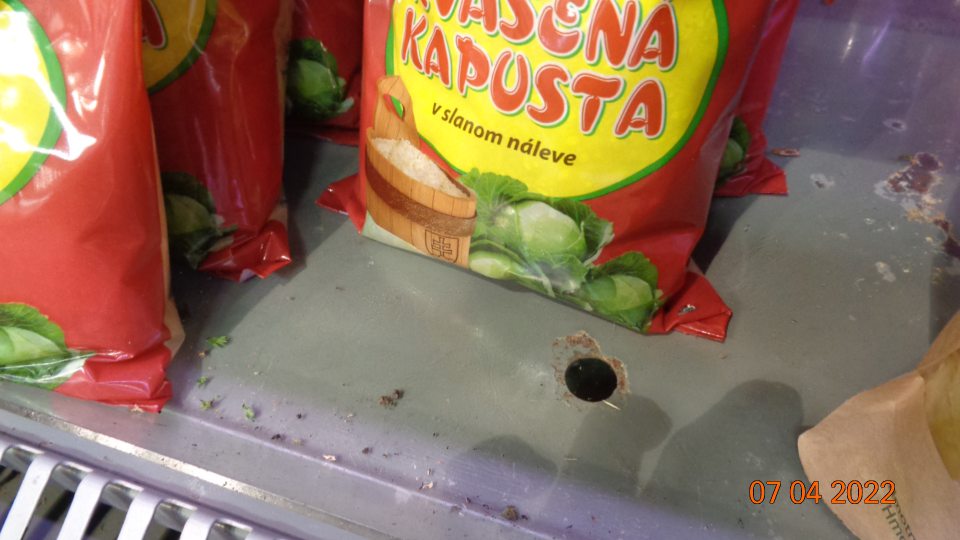 Vitrína na predaj kyslej kapusty znečistená zvyškami potravín, miestami výskyt hrdze.