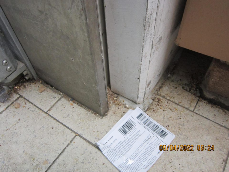 Chladiaci box na uskladnenie mliečnych a lahôdkárskych výrobkov na zemi, v okolí dvier, v rohoch a v okolí stĺpika znečistený čiernou špinou, zbytkami potavín.
