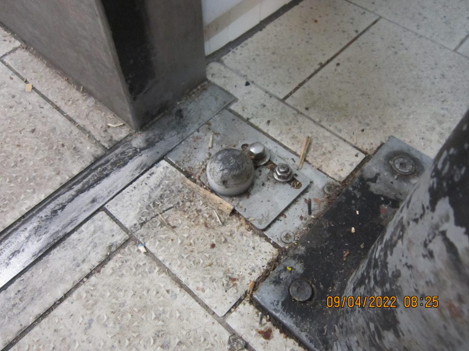 
Chladiaci box na uskladnenie mliečnych a lahôdkárskych výrobkov na zemi, v okolí dvier, v rohoch a v okolí stĺpika znečistený čiernou špinou, zbytkami potavín.
