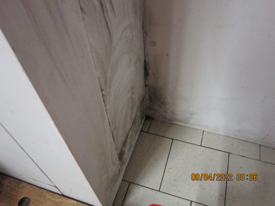 Vonkajšia stena pri mraziacom boxe určenom na uskladnenie pekárenských výrobkov určených na dopekanie a rozmrarazenie pokrytá čiernou zaschnutou špinou- v okolí dverí,rohov,plošiny na vstup do boxu.
