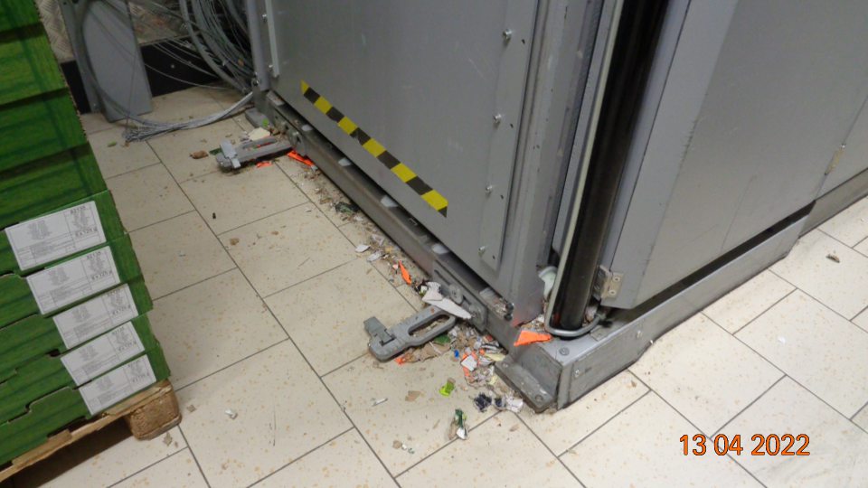 Porušenie hygieny skladovania, znečistená podlaha v okolí lisovacieho stroja.