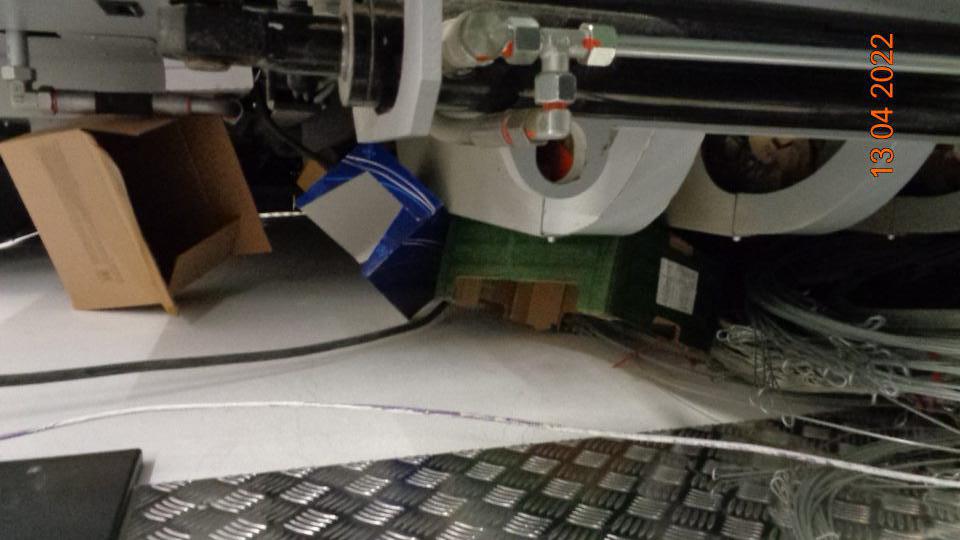 Porušenie hygieny skladovania, znečistená podlaha v okolí lisovacieho stroja.