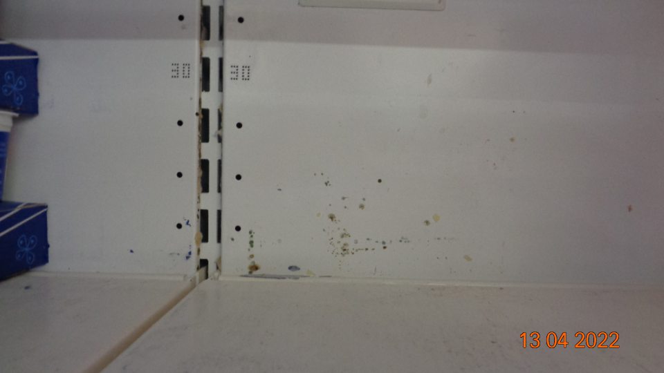 Výskyt čiernej špiny pripomínajúcej pleseň v chladiacich vitrínach na mlieko a mliečne výrobky na predajnej ploche.